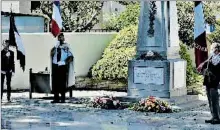  ??  ?? Les porte drapeaux durant la minute de silence