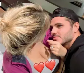  ?? (Instagram) ?? Riuniti
Mauro Icardi, 28 anni, e Wanda Nara, 34, nella foto pubblicata ieri sera: da Parigi, il giocatore ha raggiunto la moglie a Milano