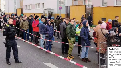  ?? FOTO LAPRESSE ?? Code Elettori russi presso un seggio elettorale vicino all’ambasciata russa a Berlino