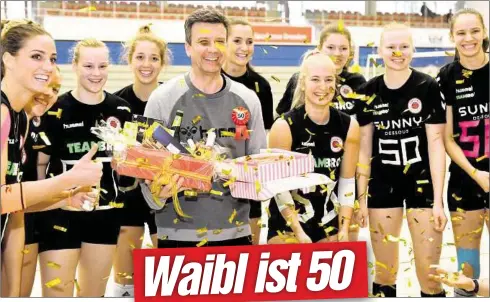  ??  ?? Im Konfettire­gen gab’s Geschenke und viele gute Wünsche für Alex Waibl zum 50. Geburtstag.