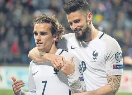  ?? FOTO: AP ?? Antoine Griezmann y Olivier Giroud Los delanteros de Atlético y Arsenal marcaron los tres goles franceses en Luxemburgo