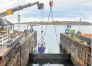  ?? PHOTO: SCOTTISH CANALS/ MACKENZIE CONSTRUCTI­ON ?? Installing the stop planks in the sea lock.