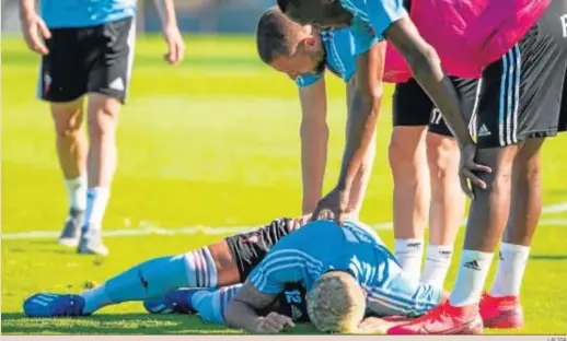  ?? LALIGA ?? Rafinha, en el suelo tras recibir un fuerte golpe en el entrenamie­nto del Celta en A Madroa.