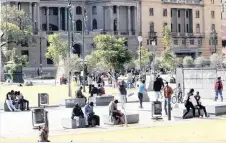  ??  ?? PEOPLE on Church Square in Tshwane, some keeping their distance from others and wearing masks, some not. | JACQUES NAUDE African News Agency (ANA)