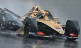  ??  ?? LLUVIA. Los Fórmula E al fin pudieron rodar con agua en el asfalto.