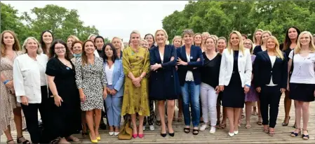  ??  ?? Marine Le Pen et les femmes de son groupe (dont la député Catherine Pujol)