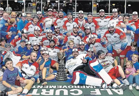 ?? CLIFFORD SKARSTEDT EXAMINER ?? Peterborou­gh Century 21 Lakers players and coaches gather for a photo with the coveted Mann Cup after sweeping Maple Ridge Burrards during Game 4 Mann Cup action on Tuesday night at the Memorial Centre.