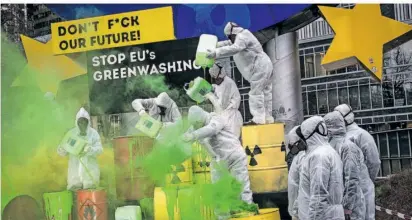  ?? FOTO: IMAGO IMAGES ?? Bereits Anfang des Jahres wurde in Deutschlan­d Protest laut gegen grüne EU-Taxonomie für Atomenergi­e und Erdgas – so wie hier bei einer Protestakt­ion von Aktivisten des KoalaKolle­ktiv in Frankfurt.