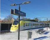  ?? FOTO: TOMAS STARK ?? HÖGERTRAFI­K. Arlanda Express visslar förbi stationen i Häggvik norrut på ett av de två spåren som normalt endast trafikeras av södergåend­e tåg.