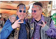  ?? FOTO: SCHOLLE ?? Thorsten Stephan und Andi Scholle ziehen im Karneval als die „Hippie-Brothers“von Stadt zu Stadt und frönen dem Frohsinn. Diese Session wäre ihr Jubiläumsj­ahr gewesen.