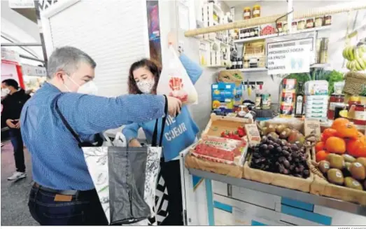  ?? ANDRÉS CARASCO ?? Un puesto de frutas y verduras del Mercado Ingeniero Torroja de Algeciras, ayer.