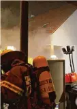  ?? Foto: Feuerwehr Neusäß ?? Viel Rauch und ein großer Schaden: In einem Mehrpartei­enhaus in Aystetten hatte es eine Verpuffung gegeben, als ein Bewohner sein Kaminholz entzünden wollte. Der genaue Hergang wird noch ermittelt.