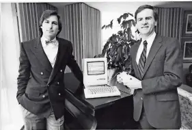  ?? ?? STEVE JOBS, a la izquierda, cofundador de Apple, y John Sculley, presidente de la empresa, presentan su nuevo ordenador personal Macintosh, en Nueva York, el 16 de enero de 1984