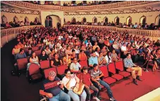  ??  ?? El Teatro Manuel Bonilla fue el escenario ideal para llevar a cabo un concierto en donde no había espacio para más personas.