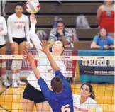  ?? JOURNAL FILE ?? UNM’s Victoria Spragg (7), shown spiking the ball last season, returns after ranking third on the team with 243 kills last season.