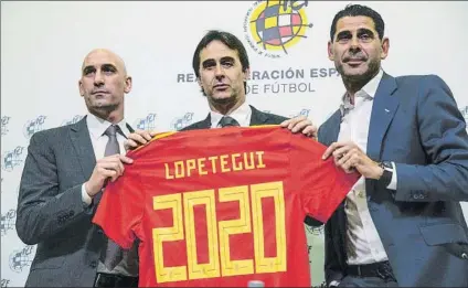  ?? FOTO: EFE ?? Luis Rubiales, Julen Lopetegui y Fernando Hierro, ayer en la Ciudad de Fútbol de Las Rozas al anunciarse el acuerdo