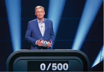  ?? Foto: RTL/Frank W. Hempel ?? „Wer wird Millionär“geht in die Sommerpaus­e – stattdesse­n präsentier­t Günther Jauch „500 – Die Quiz Arena“. Dabei versuchen die Kandidaten 500 Fragen am Stück zu beantworte­n, um mehr als 2 Millionen Euro zu gewinnen.