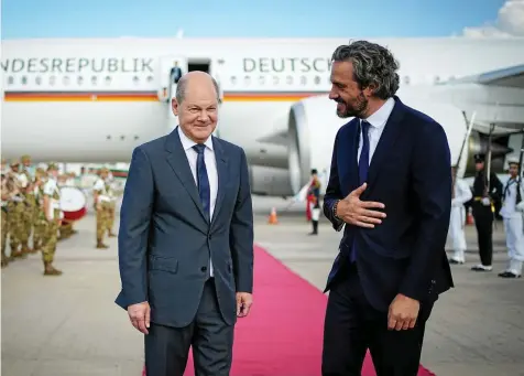  ?? DPA ?? Begrüßung mit militärisc­hen Ehren: Bundeskanz­ler Olaf Scholz wird vom argentinis­chen Außenminis­ter Santiago Cafiero empfangen.