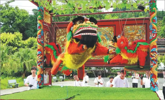  ?? PROVIDED TO CHINA DAILY ?? Chen Jihong (first from left) and his troupe deliver a string lion performanc­e in Xingxian village, Huotong town, Ningde, Fujian province, in August.