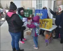  ?? LAUREN HALLIGAN - MEDIANEWS GROUP ?? Girl Scout Troop #1303 runs a cookie booth on Saturday afternoon outside of Stewart’s Shop on Hoosick Street in Troy.