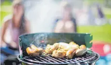  ?? FOTO: ROLF VENNENBERN­D/DPA ?? Eine Familie aus Stetten am kalten Markt hat am Samstag mit einer Feier gegen die Corona-Regeln verstoßen.