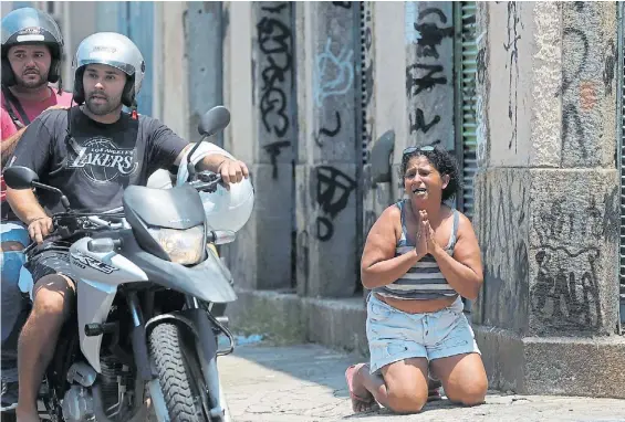  ?? EPA ?? Ruego. Una mujer se arrodilla en el medio de una operación policial luego de un tiroteo en la ciudad de Río de Janeiro, en febrero pasado.