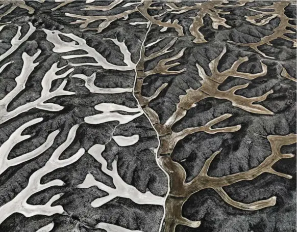  ?? EDWARD BURTYNSKY/COURTESY ART GALLERY OF HAMILTON ?? Dryland Farming #2, Monegros County, Aragon, Spain, 2010, by Edward Burtynsky. The parched forms of dryland farming suit the gallery’s now water-dominated content, Murray Whyte writes.