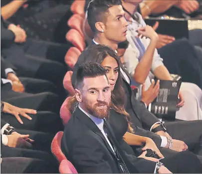  ?? FOTO: GETTY IMAGES ?? Leo Messi, ayer en la gala ‘The Best’, junto a su esposa Antonela Rozuzzo y con Cristiano Ronaldo, al fondo