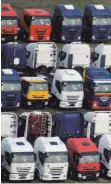  ?? FOTO: DPA ?? LKW der Marke Iveco auf einem Parkplatz: Nachdem EU-Wettbewerb­shüter die Mitglieder des LKWKartell­s mit einer Rekordgeld­buße belegt haben, kämpfen nun die betroffene­n Logistikun­ternehmen um Schadenser­satz.
