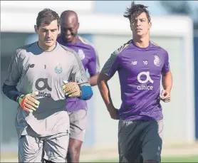  ?? FOTO: EFE ?? Iker Casillas y Oliver Torres, del Porto, preparando el duelo de hoy ante el Galatasara­y