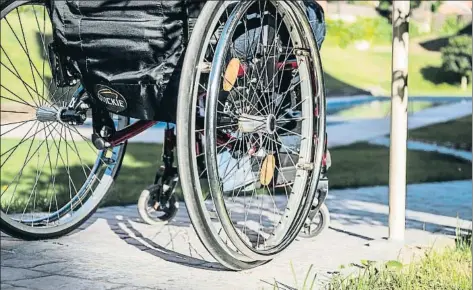  ?? LLIBERT TEIXIDÓ ?? Una persona en cadira de rodes en una zona comuna reformada pels propietari­s perquè sigui accessible