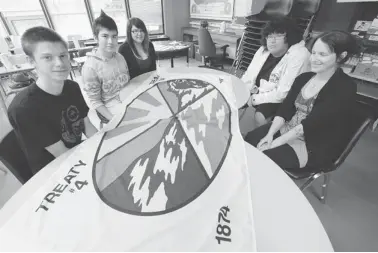  ?? BRYAN SCHLOSSER/LEADER-POST ?? Thom Collegiate teacher Kim Sadowsky, right, and students, left to right, Chris Youck, Aumery Whitecloud, Tamika Parisian,
and Lakota Sapit spearheade­d the move to have the Treaty Four flag fly over their school.