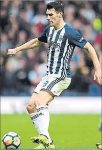  ??  ?? Barry, 19 años después, defendiend­o los colores del West Brom