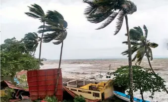  ?? DENNIS RIVERA ?? Samaná fue una de las provincias que más sintió el embate de los vientos y las marejadas.