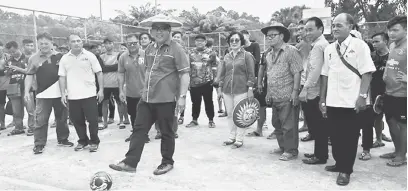  ??  ?? DUA STADIUM KOMUNITI DI HULU REJANG: Ugak nyipak bol kelai mungkal Pekit Bemain Futsal Piala Hulu Rejang 2018 di Gelanggang Futsal sitak Belaga bedau lama tu ke udah.