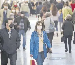  ?? EDUARDO RIPOLL ?? Gente paseando por el centro de la ciudad de València.