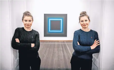  ?? FOTO: ANDREAS ENDERMANN ?? Irina und Marina Fabrizius zeigen im Kulturbahn­hof Eller auch ihr aktuelles Bild „Quadrat Mangan Ceolin blau“, zwei mal zwei Meter groß.