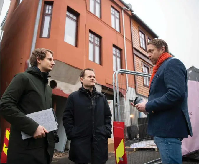  ?? JON INGEMUNDSE­N ?? Aleksander Stokkebø, til venstre, og John Peter Hernes, til høyre, vil lempe på krav og gi gass for mer utbygging i Pedersgata. Det er gode signaler for Anders Ohm, innehaver av Pedersgata utvikling.