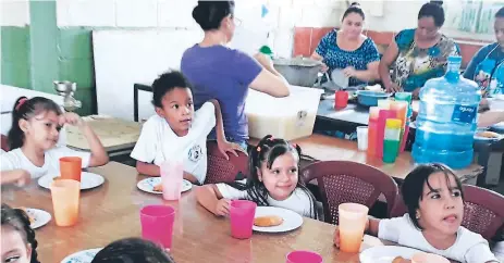  ?? FOTO: LA PRENSA ?? BENEFICIO. Los niños reciben su merienda escolar preparada por madres de familia.