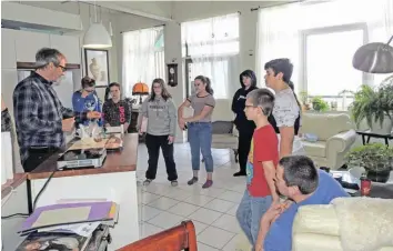  ?? —photo fournie ?? Un cours de cuisine offert aux jeunes par la Comité de parents du Parc Old Mill. Ils ont apprise à faire la préparatio­n de ragout.