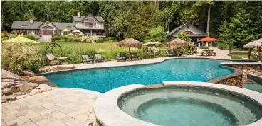  ?? ROYAL LEPAGE LAKES OF MUSKOKA – CLARKE MUSKOKA REALTY ?? This property in Oro-medonte on Kempenfelt Bay was listed at $12.9 million. It’s located on 17.5 acres and features an infinity pool with a swim-up bar and a hot tub located on 725 feet of
pristine waterfront.