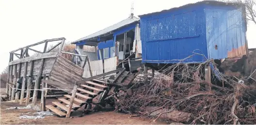  ?? FOTOS: GENTILEZA IADO ?? las construcci­ones ubicadas sobre el médano sufrieron importante­s daños durante la tormenta del 15 y 16 de julio.