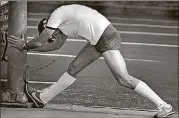  ?? AUSTIN AMERICAN-STATESMAN FILE ?? A runner stretches at the start of the first Capitol 10,000 race in 1978.