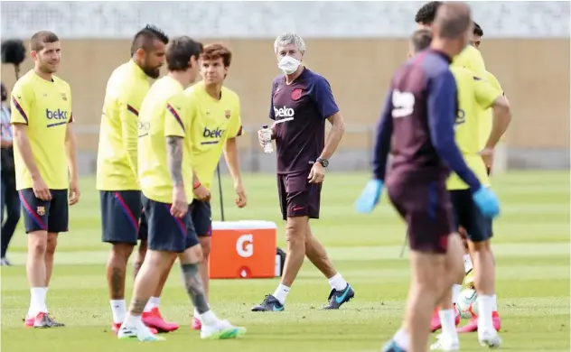  ?? Agence France-presse ?? ↑
Barcelona coach Quique Setien watches his players during a training session at the Ciutat Esportiva Joan Gamper in Sant Joan Despi on Monday.