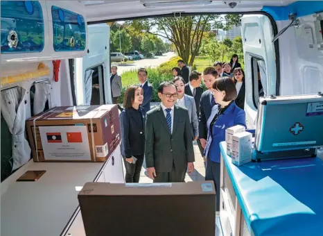  ?? CHEN XINBO / XINHUA ?? Khamphone Vongsonty (center), consul general of Laos in Kunming, Southwest China’s Yunnan province, receives antipandem­ic medical supplies donated by the Yunnan Provincial People’s Associatio­n for Friendship with Foreign Countries on Thursday.