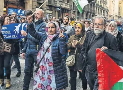  ?? ÀLEX GARCIA ?? Manifestan­ts amb banderes sahrauís a la manifestac­ió prorefugia­ts de dissabte a Barcelona