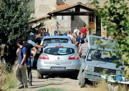  ??  ?? Le forze dell’ordine in azione ieri mattina nella struttura occupata dagli anarchici, l’operazione è andata avanti per dieci ore dopo la resistenza di chi c’era dentro