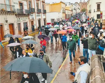  ?? FLOR CASTAÑEDA / EL SOL DE ZACATECAS ?? El sector magisteria­l tomó las avenidas y vías federales de la capital zacatecana