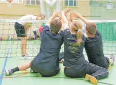  ?? FOTO: K HICK/IMAGO ?? Jugendlich­e im Freiwillig­en Sozialen Jahr (FSJ) spielen Volleyball mit behinderte­n Jugendlich­en in einer Turnhalle.