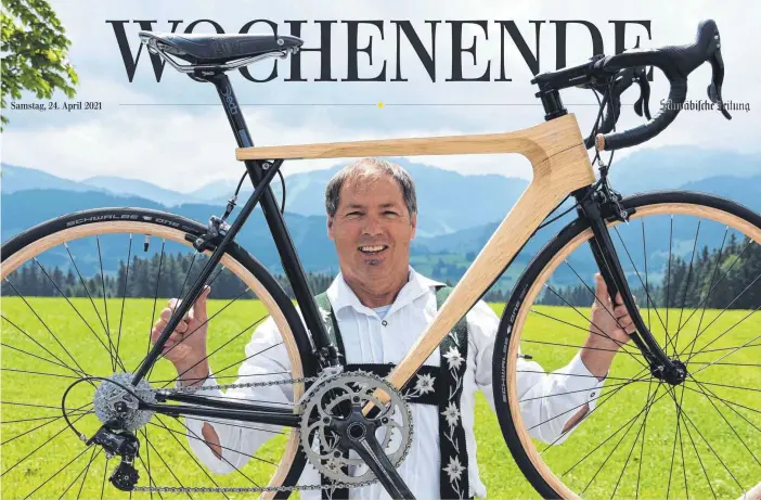  ?? FOTO: PRIVAT ?? Er frönt seiner Leidenscha­ft für besondere Räder: Klaus Gessenauer aus Wertach mit einem Holzrad, das er selbst gebaut hat. „Holz hat mich immer schon begeistert. Eigentlich hätte ich Schreiner werden sollen“, gesteht er.